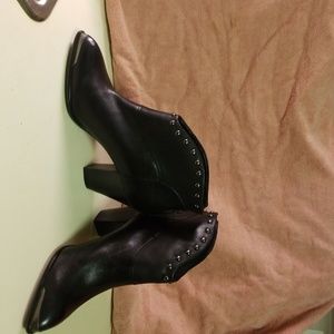 B Makowsky All Leather Studded 8.5W Black Boots